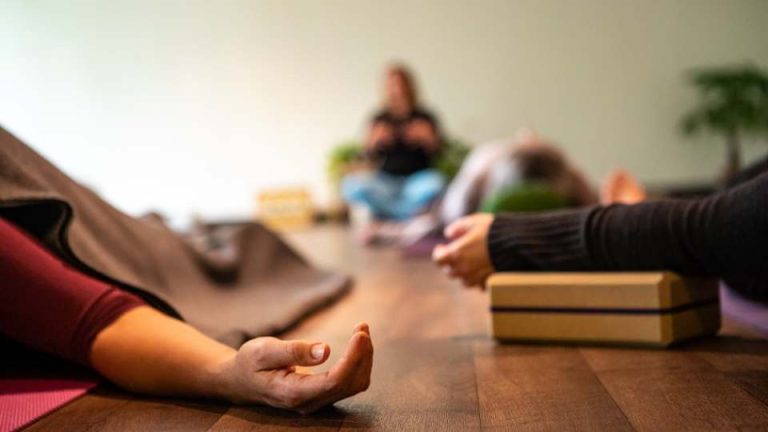 Yoga Mat Sleeping / Canva