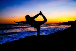 Extreme yoga poses with friends / Pixabay