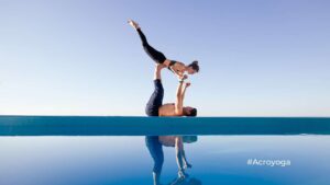 yoga acrobatic / Canva