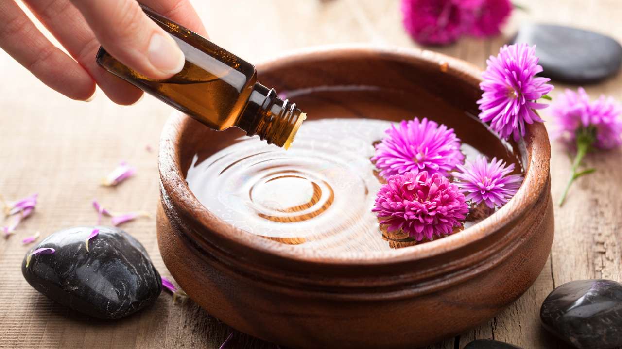 Connection between Essential Oils and Holistic Healing / Connection between Essential Oils and Holistic Healing / Canva